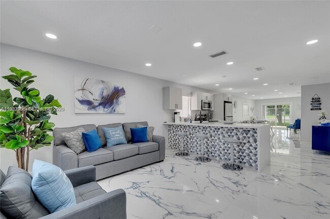 895 W 39th Pl in Hialeah, FL - Building Photo - Building Photo