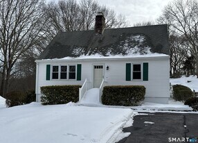 10 Milton Rd in Waterford, CT - Building Photo