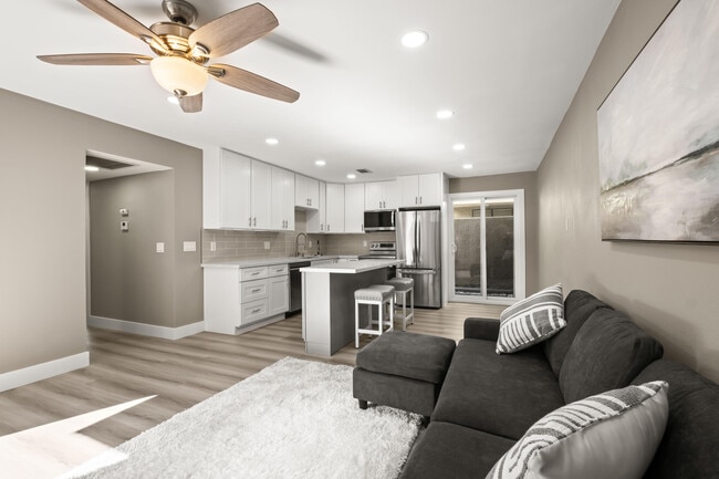 414 Bradshaw E Ln in Palm Springs, CA - Building Photo - Building Photo