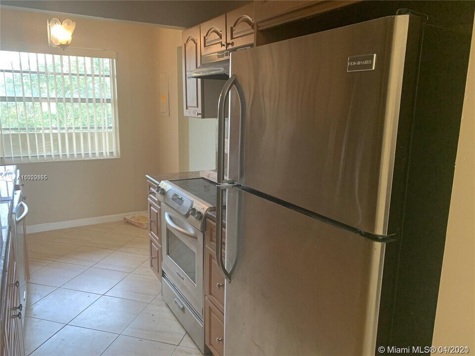 3120 N Pine Island Rd in Sunrise, FL - Building Photo