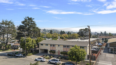 Columbus Manor Apartments in San Leandro, CA - Foto de edificio - Building Photo