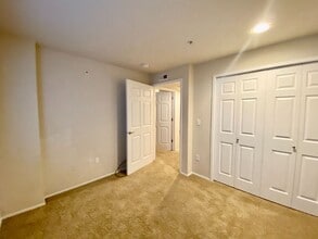Beautiful Condo Within Walking Distance of Downtown Redmond!! in Redmond, WA - Foto de edificio - Building Photo