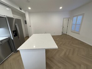 1119 Poinsettia Dr in West Hollywood, CA - Foto de edificio - Building Photo