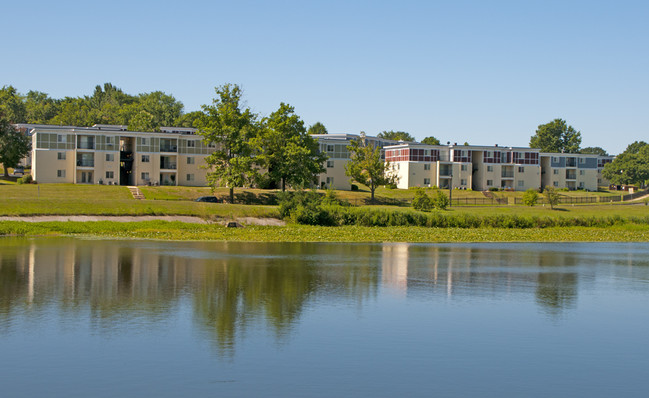 Village at Lakeview Apartments in Edgewood, MD - Foto de edificio - Building Photo