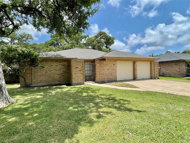 241 Crestwood St in Clute, TX - Building Photo - Building Photo