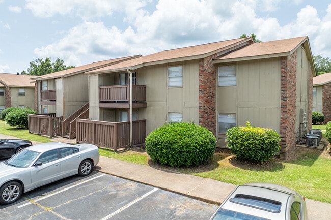 Village Green Apartments in Natchez, MS - Foto de edificio - Building Photo
