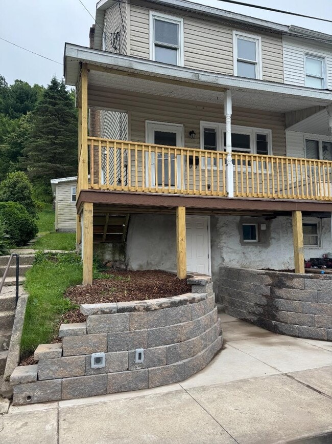 105 E Railroad St in Nesquehoning, PA - Building Photo - Building Photo