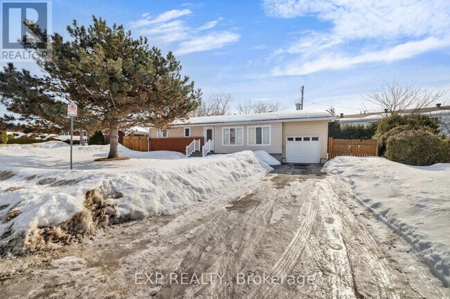 888 Charleswood Ave in Ottawa, ON - Building Photo - Building Photo