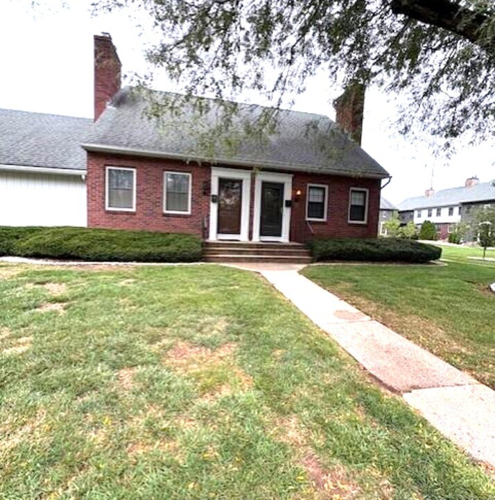 30 Spring St E in Wethersfield, CT - Building Photo
