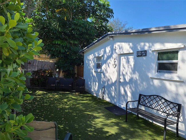 2242 Liberty St in Hollywood, FL - Building Photo - Building Photo