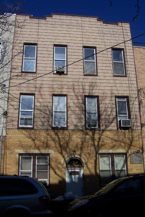 16-29 Summerfield St in Flushing, NY - Building Photo