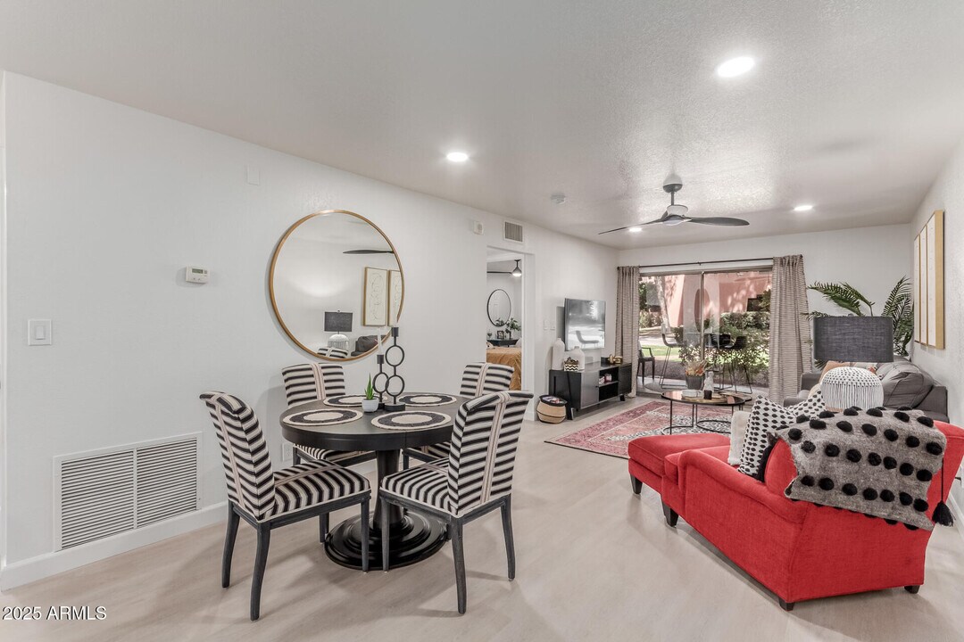 12212 N Paradise Vlg Pkwy S in Phoenix, AZ - Building Photo