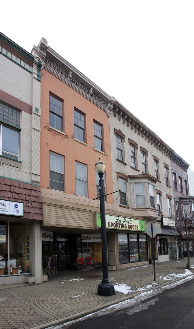 816 W Lincolnway in La Porte, IN - Foto de edificio - Building Photo
