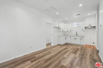 5017 Cimarron St in Los Angeles, CA - Building Photo - Building Photo