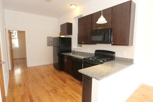 1704 W Sunnyside Ave, Unit G08C in Chicago, IL - Building Photo