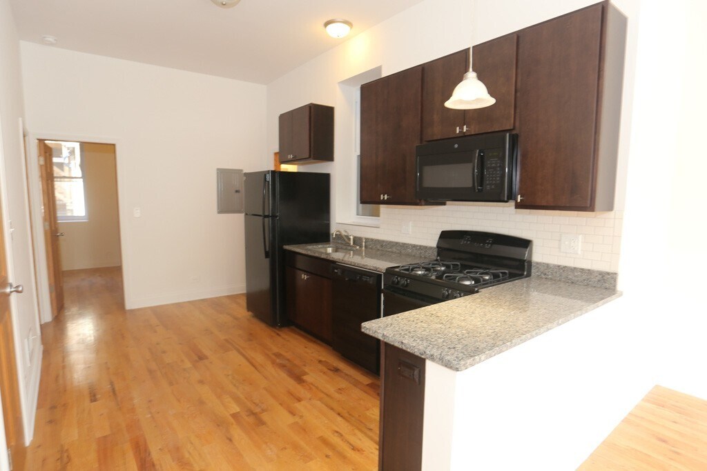 1704 W Sunnyside Ave, Unit G08C in Chicago, IL - Building Photo