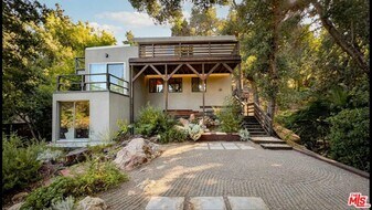 19562 Cave Way in Topanga, CA - Building Photo