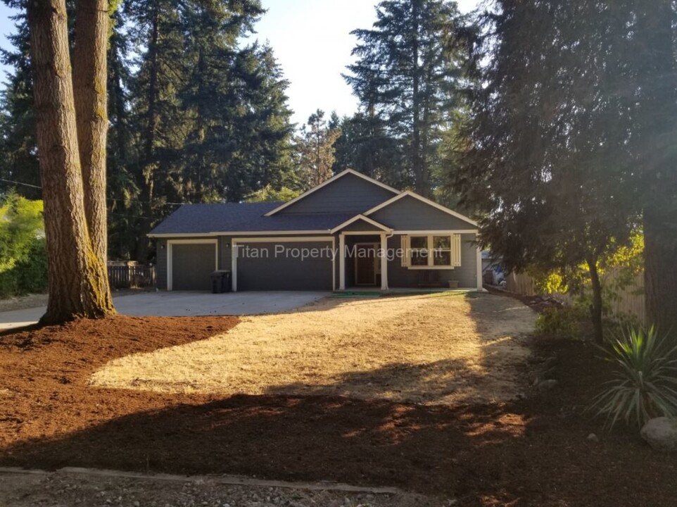 15975 SW Lake Forest Blvd in Lake Oswego, OR - Building Photo