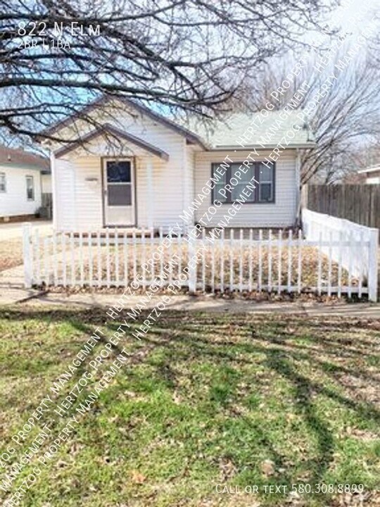822 N Elm St in Ponca City, OK - Building Photo