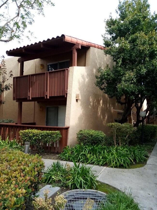 1040 W MacArthur Blvd, Unit 16 in Santa Ana, CA - Foto de edificio - Building Photo