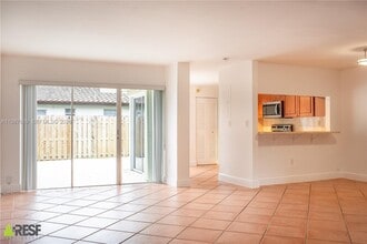 7523 SW 109th Ave in Miami, FL - Foto de edificio - Building Photo