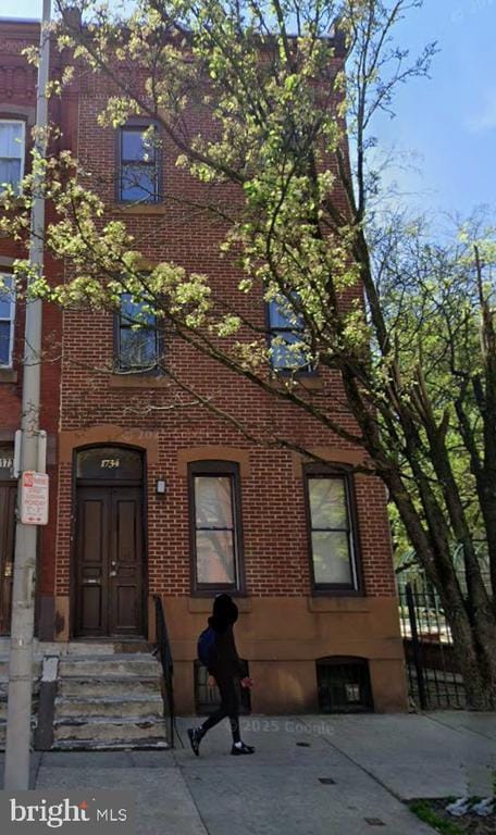 property at 1734 W Diamond St