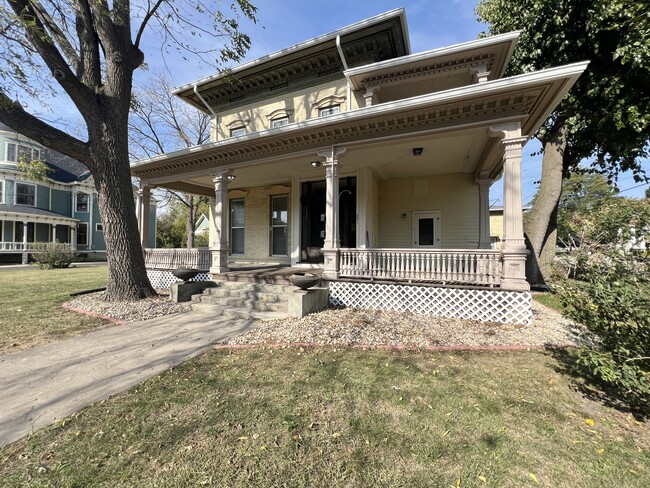 521 E Court St, Unit 1 in Janesville, WI - Foto de edificio - Building Photo