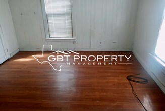 306 Campbell Ave in Jourdanton, TX - Foto de edificio - Building Photo