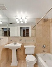 102 E 7th St, Unit 4 in New York, NY - Foto de edificio - Building Photo