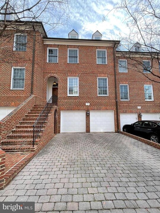 1111 Kensington Rd in McLean, VA - Foto de edificio