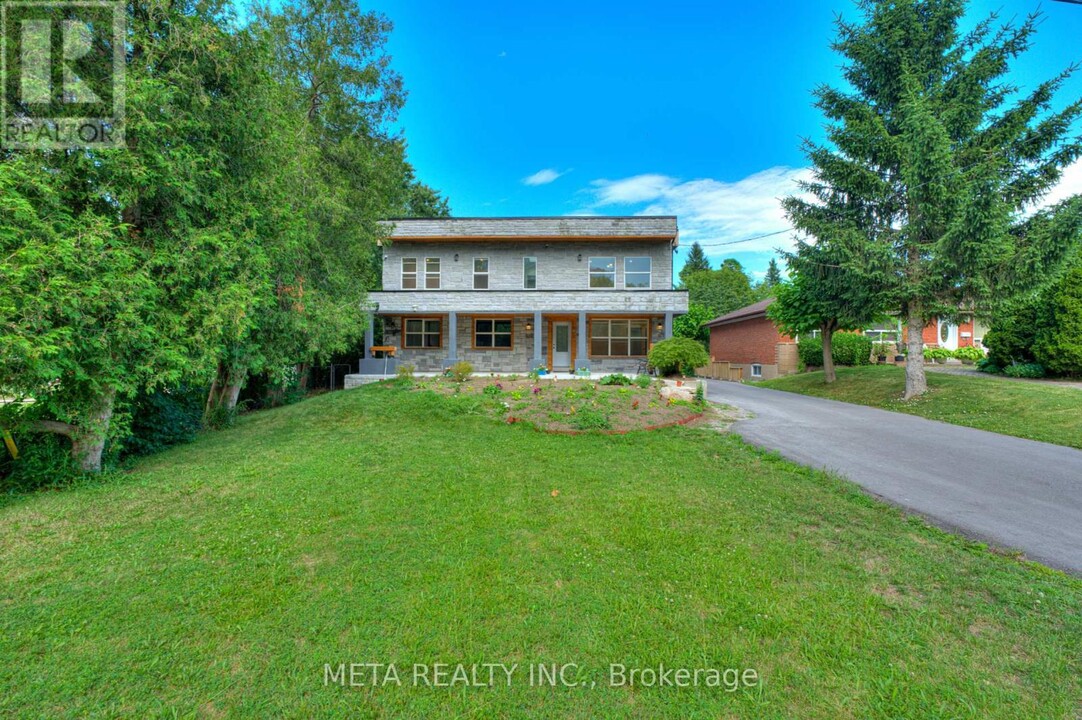 35 Duncombe Blvd in Toronto, ON - Building Photo