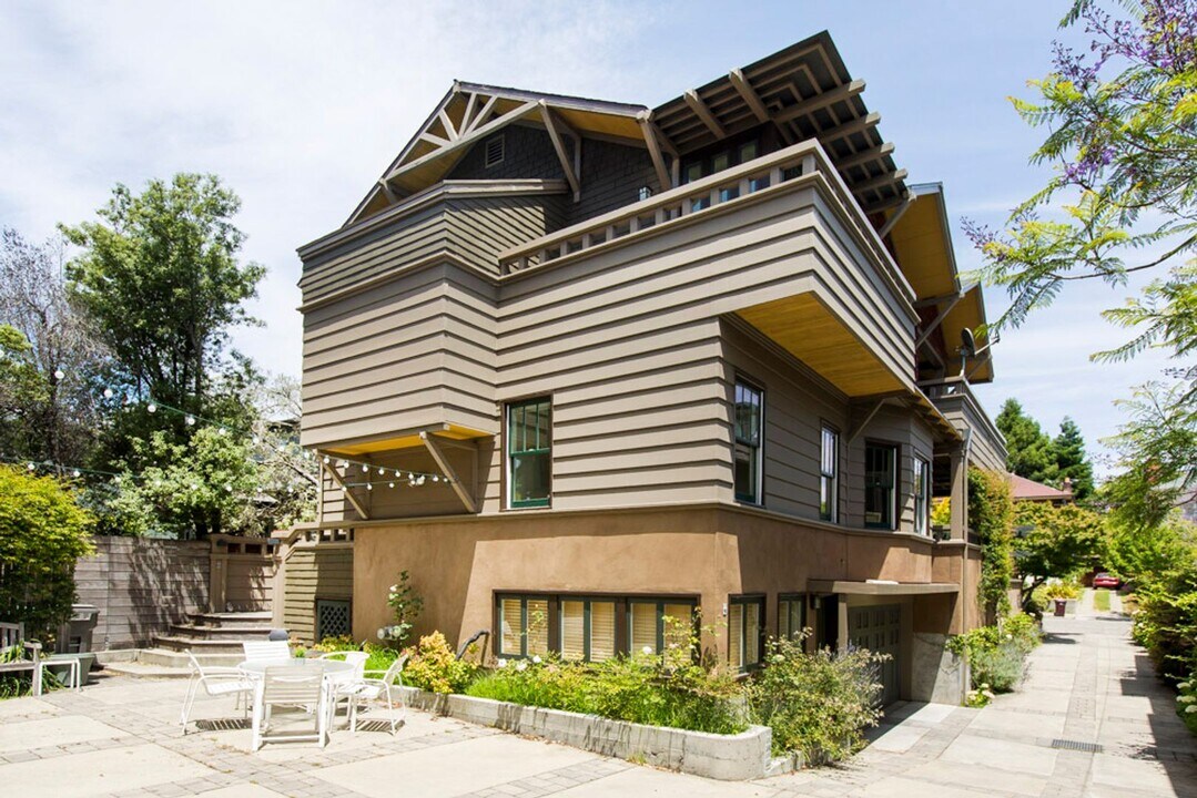 6451 Benvenue Ave in Oakland, CA - Building Photo