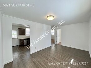 5821 SE Knapp St in Portland, OR - Foto de edificio - Building Photo