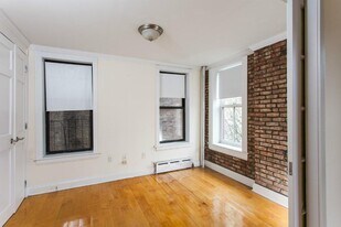 110 Bedford St in New York, NY - Building Photo