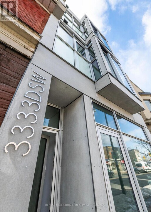 3333 Dundas St W in Toronto, ON - Building Photo
