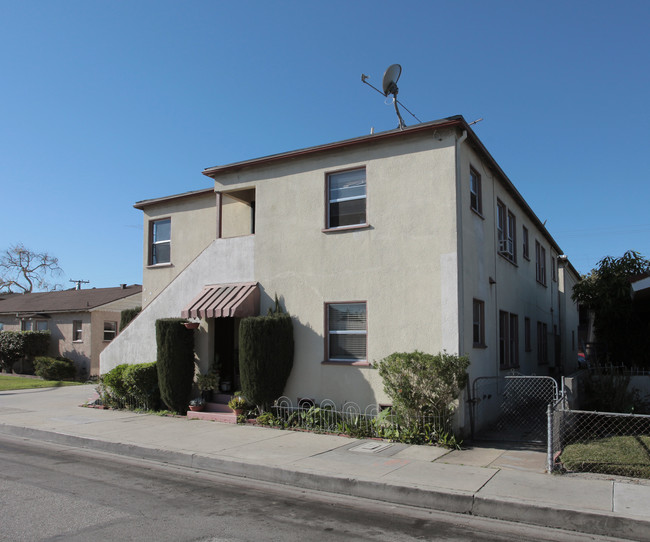7007 Plaska Ave in Huntington Park, CA - Foto de edificio - Building Photo