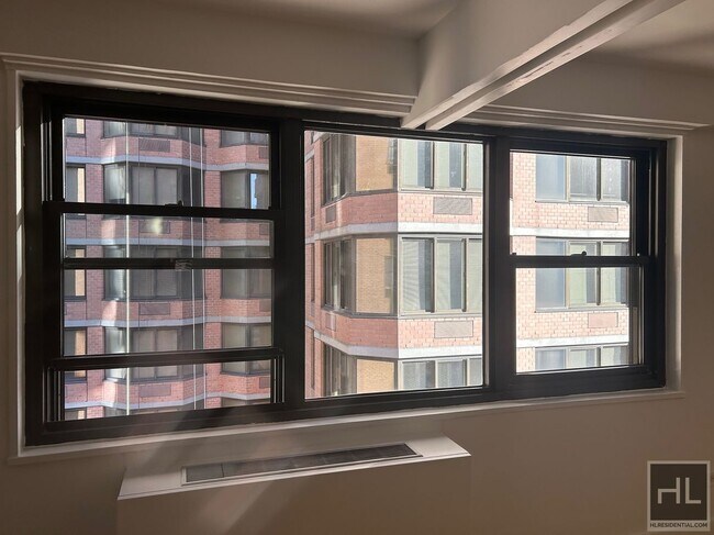 East 39th Street, Unit 19A in New York, NY - Building Photo - Building Photo