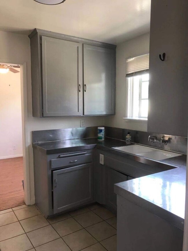 2477 Silver Lake Blvd in Los Angeles, CA - Foto de edificio - Building Photo