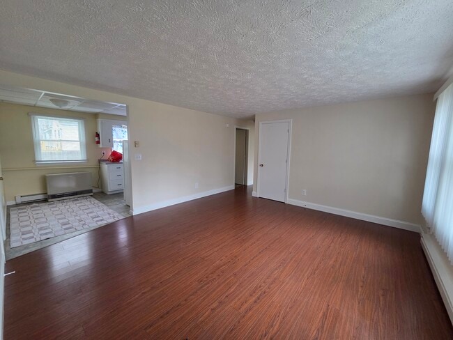 20 Booker St, Unit Unit B in Lisbon, ME - Foto de edificio - Building Photo