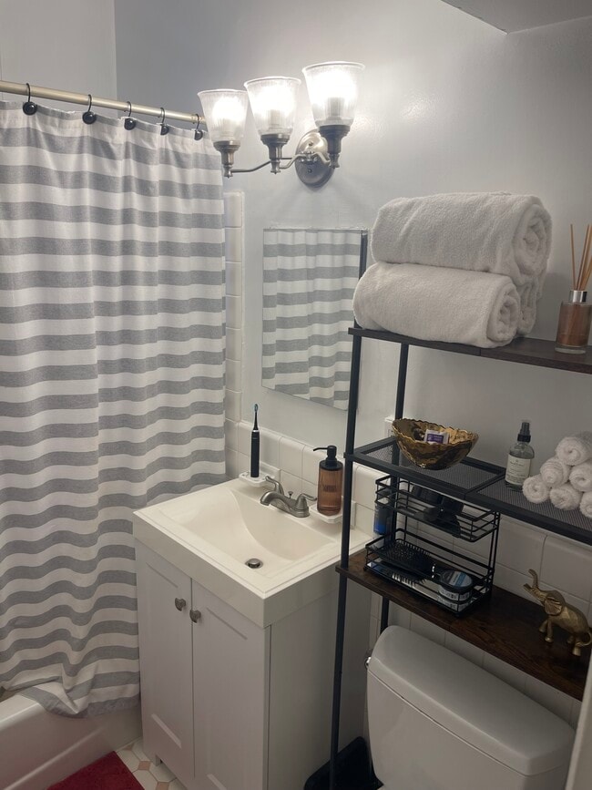 2515 K St NW, Unit 212 in Washington, DC - Building Photo - Building Photo