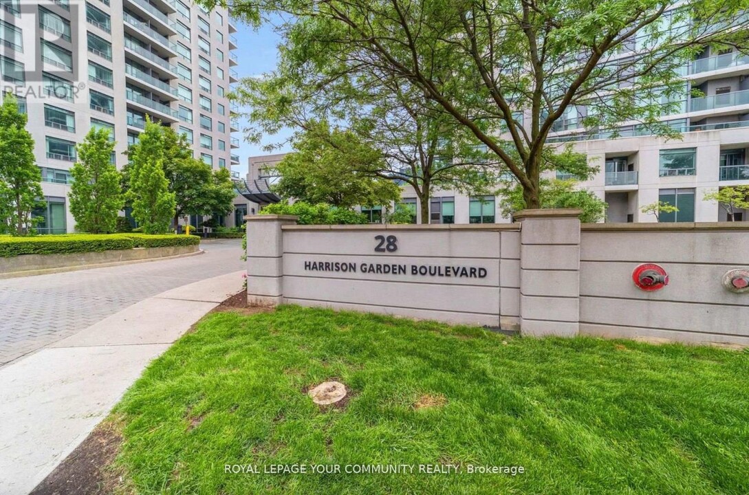 28-2128 Harrison Garden Blvd in Toronto, ON - Building Photo