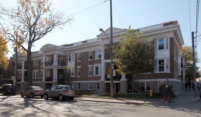 112-140 Cowan Ave in Toronto, ON - Building Photo - Building Photo