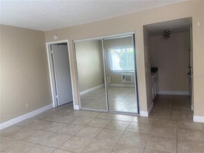 4133 Dolphin Dr in Tampa, FL - Building Photo - Building Photo