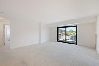 3131 Excelsior Blvd, Unit 206 in Minneapolis, MN - Building Photo - Building Photo