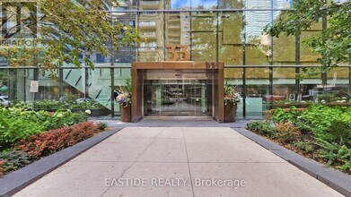 33 Charles St E in Toronto, ON - Building Photo - Building Photo