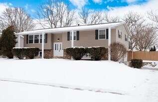 919 Seneca Dr in Crown Point, IN - Building Photo