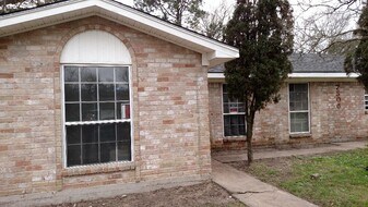 7506 Glen Manor in Houston, TX - Building Photo