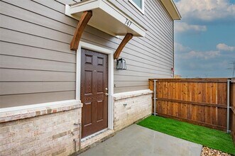 747 Wheatfield Dr in Venus, TX - Building Photo - Building Photo