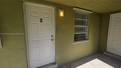 808 NE 10th St in Hallandale Beach, FL - Foto de edificio - Building Photo
