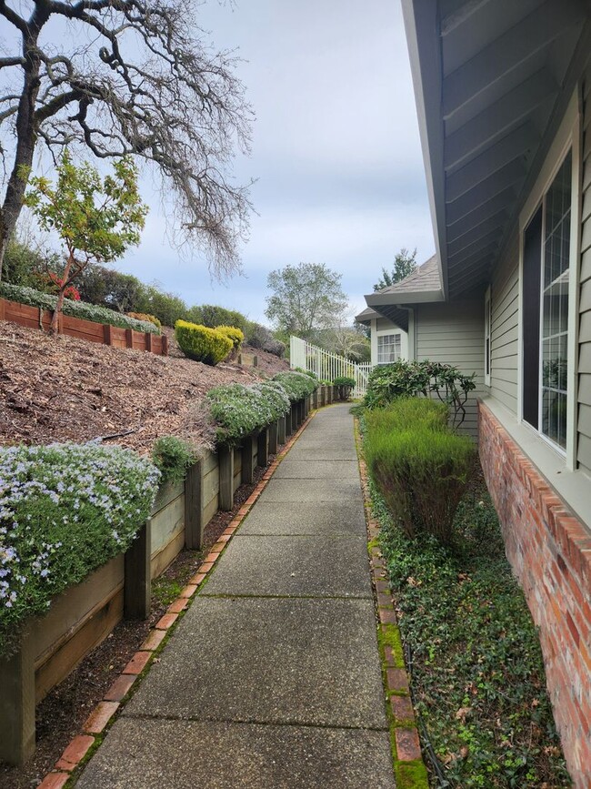 435 Trail Ridge Pl in Santa Rosa, CA - Foto de edificio - Building Photo